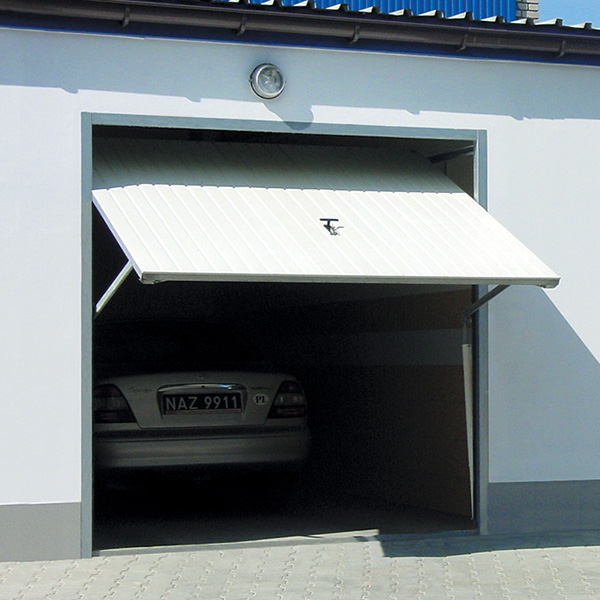 Porte de garage basculante à rainures larges verticales