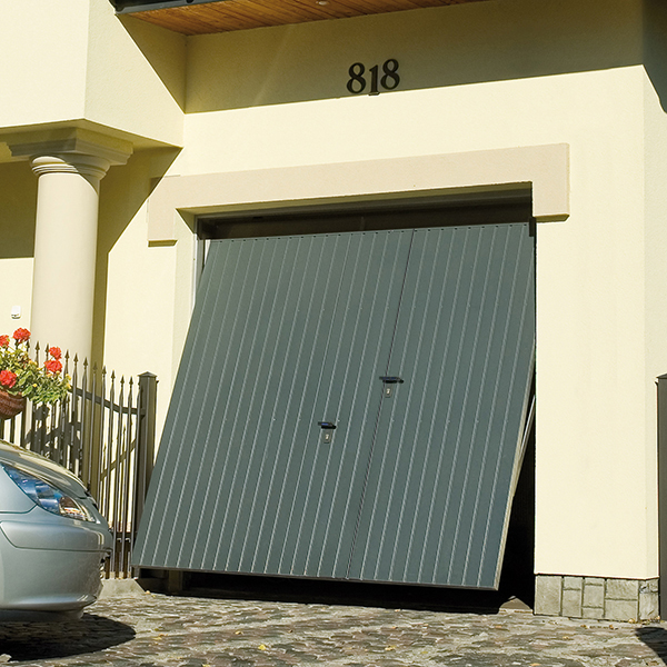 Porte de garage basculante avec portillon motorisée rainures larges verticales