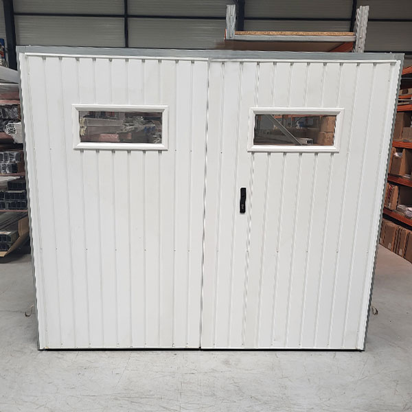 Porte de garage battante à rainures verticales D13