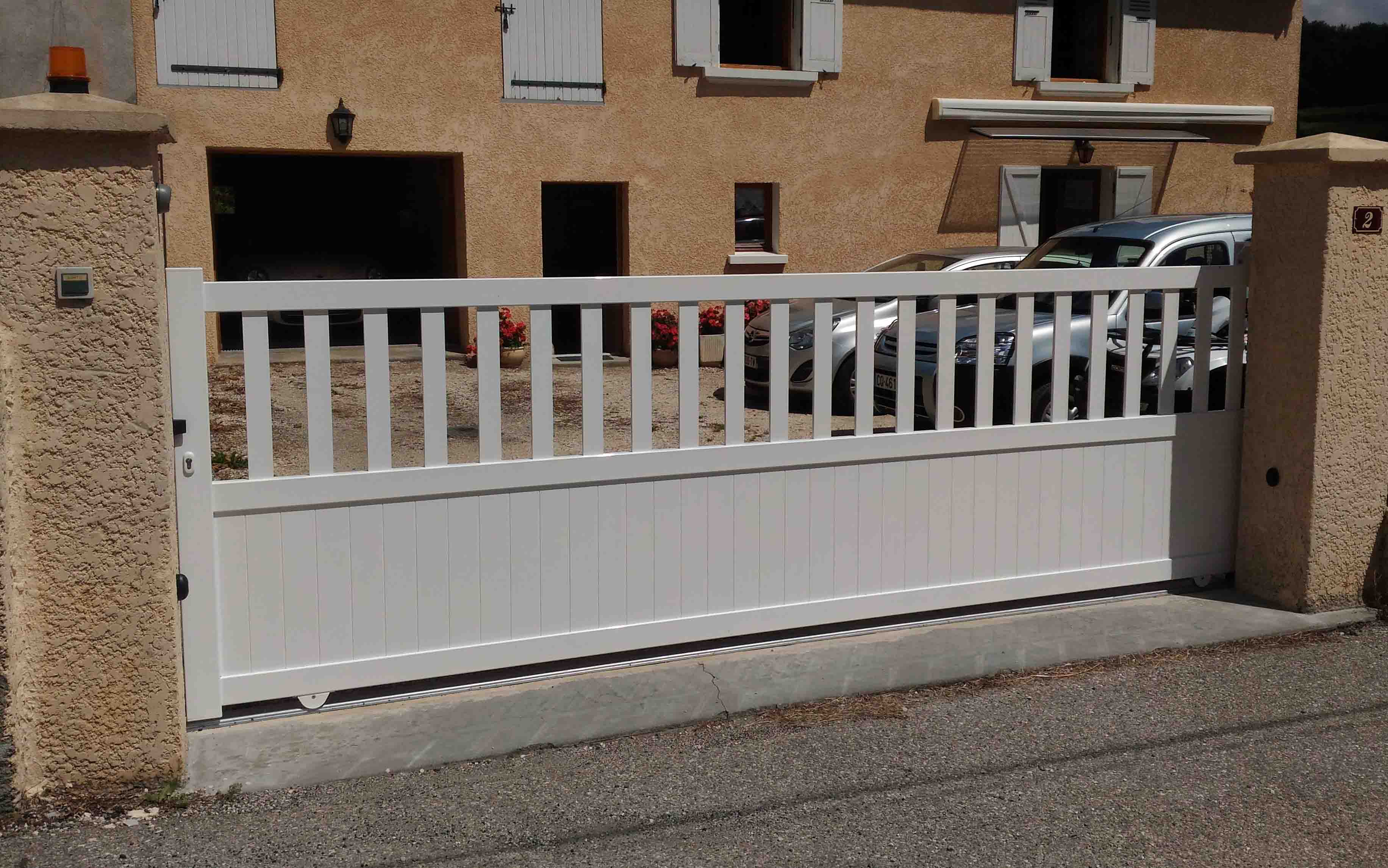 Abri de jardin: Portail coulissant semi ajouré