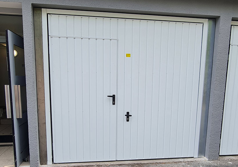 Porte de garage basculante avec portillon intégré