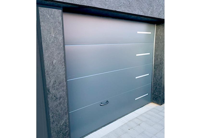 Porte de garage sectionnelle lisse grise motorisée