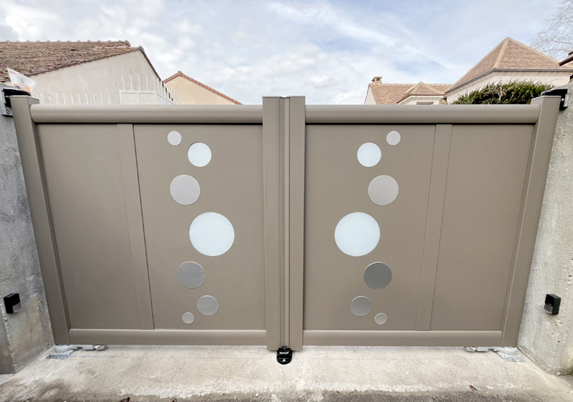 Portail battant DS02 avec motorisation intégrée