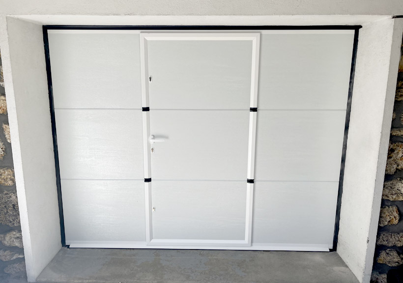 Porte de garage sectionnelle avec portillon intégré
