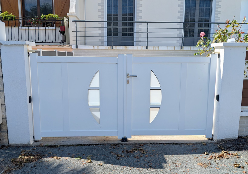 Portail aluminium battant design DS04